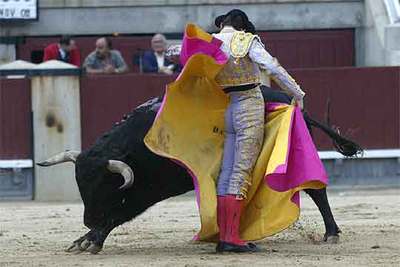 Daniel Luque torea el cuarto de la tarde.
