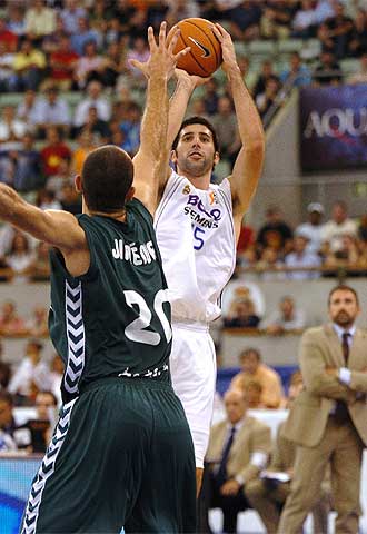 Mumbrú lanza a canasta ante Carlos Jiménez.