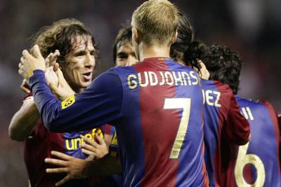 Puyol es felicitado por sus compañeros tras marcar el primer gol del Barcelona.