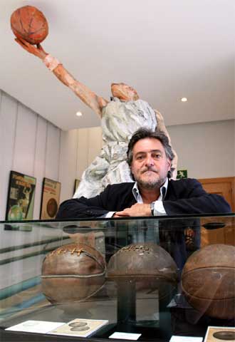 Pepu Hernández, apoyado en una de las vitrinas del Foro Ferrándiz.