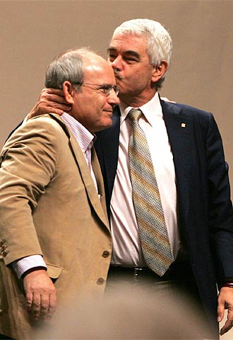 Maragall besa a Montilla en la frente ayer en la Convención Nacional del PSC.