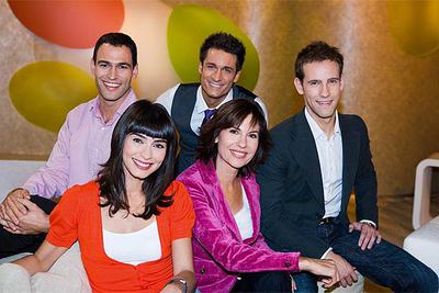 Concha García Campoy, en el centro, junto al equipo de  Las mañanas de Cuatro.  De izquierda a derecha, Darío Barrio, Marta Fernández, Aitor Trigos y Gonzalo Miró.