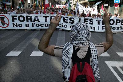 Cabecera de la manifestación de ayer que convocó la plataforma Aturem la Guerra.