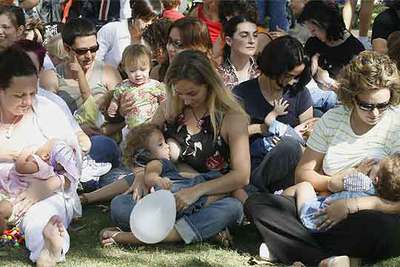 Las madres reclaman más tiempo para amamantar a sus hijos