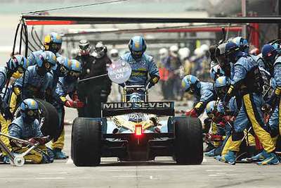 Alonso detiene su Renault en uno de los dos repostajes que hizo.