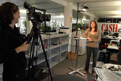 Dos redactoras del  Cash Daily  hacen una toma para televisión.