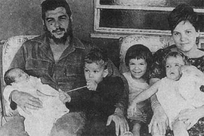 Foto de familia del Che, en marzo de 1965, en Cuba (Oficina de Asuntos Históricos del Consejo de Estado cubano). Reproducción del libro  Che, una vida revolucionaria. 