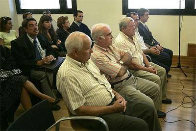 Los acusados por los vertidos tóxicos, ayer, durante la primera sesión del juicio.
