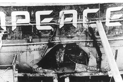 El estado en que quedó el  Rainbow Warrior  tras el atentado de julio de 1985 en Auckland.