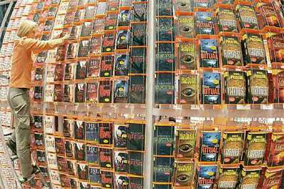 Expositores de libros ayer en uno de los pabellones de la Feria de Francfort.