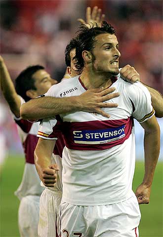 Puerta celebra un gol en la Copa de la UEFA.