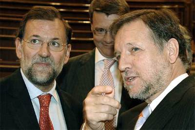 El líder del PP, Mariano Rajoy (izquierda), conversa con el presidente de Aragón, Marcelino Iglesias (PSOE).