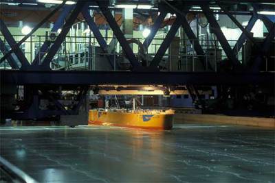 Prueba del modelo de un buque en el canal de hielo del Instituto de Tecnología Oceanográfica de Terranova (Canadá).