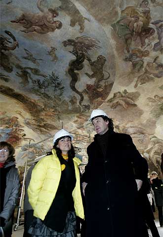 Carmen Calvo y Miguel Zugaza, director del Prado, en las obras del Casón del Buen Retiro, el pasado febrero.