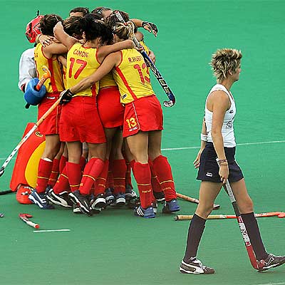 Las jugadoras de la selección española celebran ayer su pase a las semifinales del Mundial de Madrid.