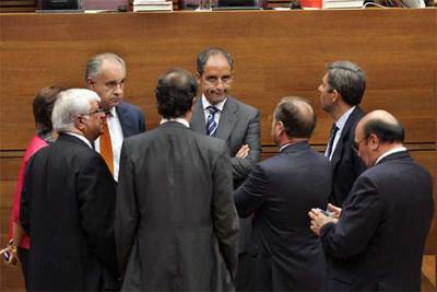 Francisco Camps (en el centro), rodeado por consejeros y diputados del PP valenciano, ayer en las Cortes Valencianas.