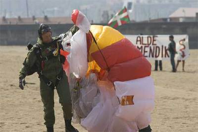 Maniobras militares en una playa de Getxo, la semana pasada.
