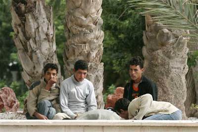Menores inmigrantes en el campamento Juan de Austria, en Aguadulce (Almería).