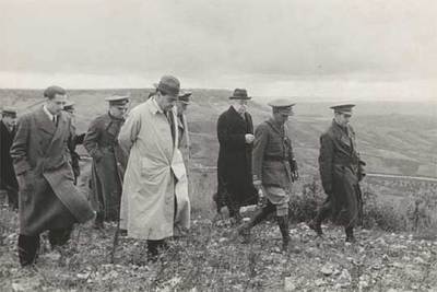 Negrín (con gabardina clara) y Azaña visitan el frente acompañados por los jefes militares Rojo (detrás de Negrín) y Miaja (entre Negrín y Azaña), en noviembre de 1937