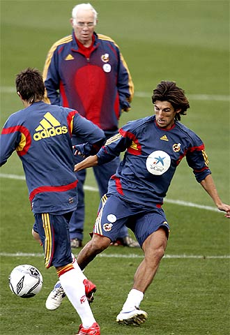 Angulo, ayer ante la mirada de Luis en el entrenamiento.