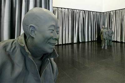 A la izquierda, 'The nature of visual illusion' (1994), de Juan Muñoz. A la derecha, obra de James Coleman.