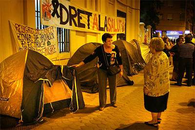 Patraix protesta ante la subestación y exige respuestas
