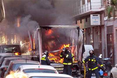 Incendio de un camión cargado de motocicletas