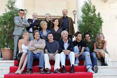 Los actores de  La dársena de poniente,  con Sancho Gracia, sentado, segundo por la izquierda.