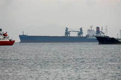 El barco  Probo Emu , en el centro, fondeado ayer en el puerto de Gibraltar, cerca del muelle.