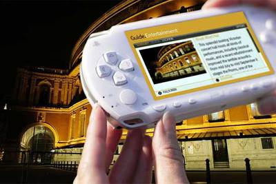 La guía   Passport to Rome   para la PSP tiene tres paseos audioguiados en castellano por la capital italiana.