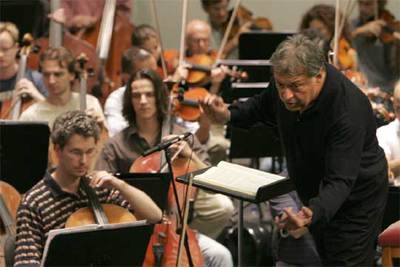 Zubin Mehta se prueba ante las dos orquestas para el concierto institucional