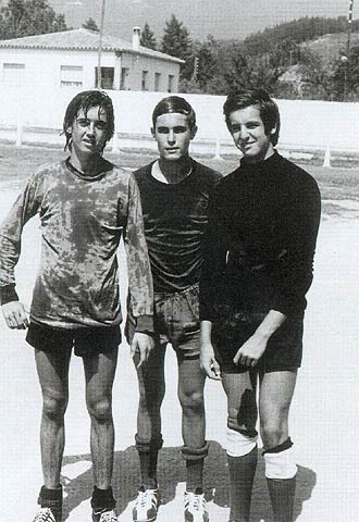 A los 17, en el centro, con compañeros del equipo de fútbol Juniors.