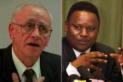 El ex ministro de la policía surafricana durante el   apartheid  , Adriann Vlok (izquierda), y el director general de la Presidencia surafricana, Frank Chikane.