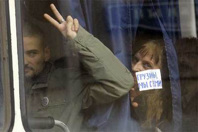 Un joven activista muestra un cartel que dice 