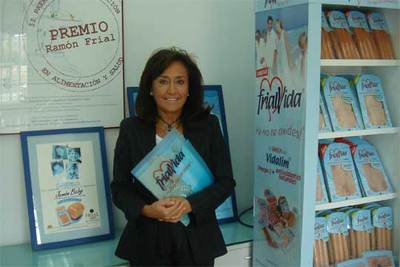 Paloma Frial, presidenta del grupo Frial, junto a los productos cárnicos que elabora la firma.