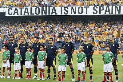 Los jugadores posan mientras una pancarta que defiende que Cataluña no es España cuelga del anfiteatro.
