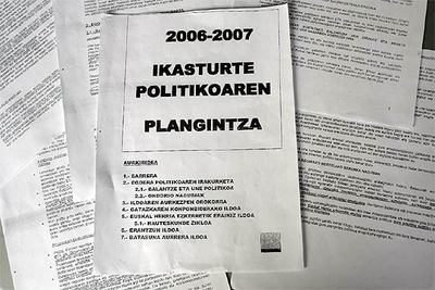 Documentos en los que Batasuna recoge su  Plan del curso político 2006-2007 .
