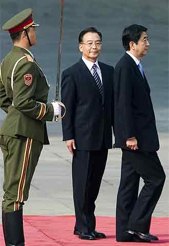 Shinzo Abe (derecha) y el primer ministro chino, Wen Jiabao, ayer en Pekín.
