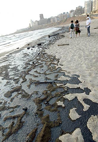 Chapapote en una playa de Beirut.