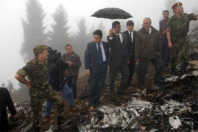 Federico Trillo, entonces ministro de Defensa, durante su visita al lugar del accidente, en mayo de 2003.