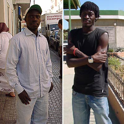 Los guineanos Yero Balde (izquierda) y Thierno Diolo, en una calle de Melilla y frente al CETI.