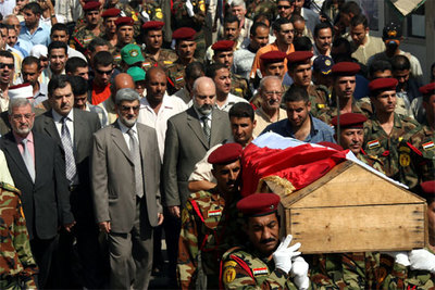 Soldados iraquíes portan el ataúd con los restos del general Amer al Hachemi, durante su funeral en Bagdad.