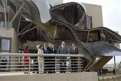 El rey Juan Carlos, acompañado del  lehendakari  Juan José Ibarretxe y otras autoridades, inauguró en Elciego la  bodega de Marqués de Riscal.
