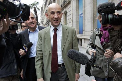 Louis Gallois, nuevo presidente de Airbus, abandona los estudios de la emisora Europa 1  tras una entrevista.