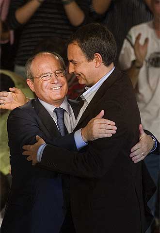 Montilla y Rodríguez Zapatero se abrazan en el mitin.