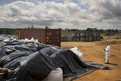 Limpieza del vertido tóxico del  Probo Koala  en Abiyán (Costa de Marfil).