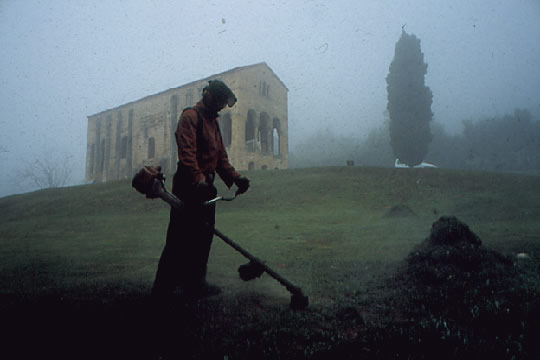 La bella silueta de Santa María del Naranco, la iglesia que mando construir Ramiro I, se funde con la niebla.