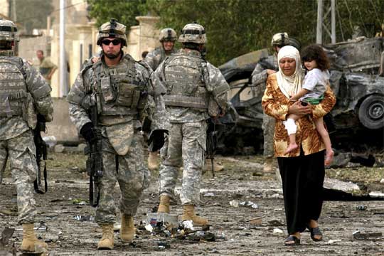 Soldados de EE UU inspeccionan el lugar de la explosión de un coche bomba en Kirkuk, al norte de Bagdad.