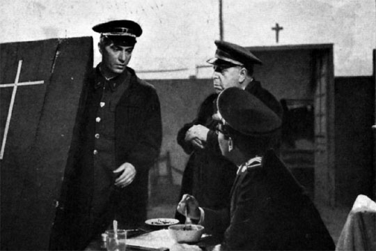 Nino Manfredi, a la izquierda, en   El verdugo,    película dirigida por   Luis García Berlanga con guión de Rafael Azcona