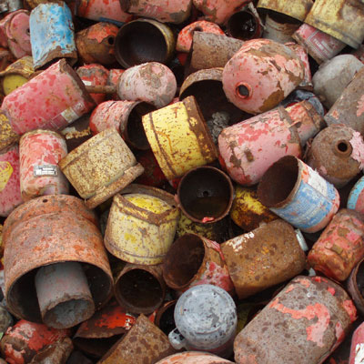 Vemos como turistas de los residuos, con la cámara y buscando la belleza de lo casi abyecto.